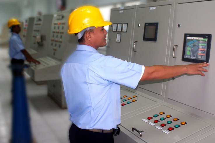 Petugas ATB saat mengoprasikan kontrol panel di Instalasi Pengolahan Air Duriangkang (IPA).