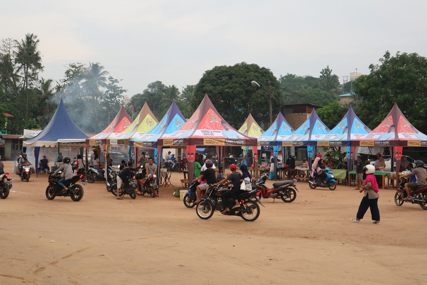Deretan tenda di lapangan sebelum Pasar ramadan Tanjung Uma. | Dokumentasi Pribadi