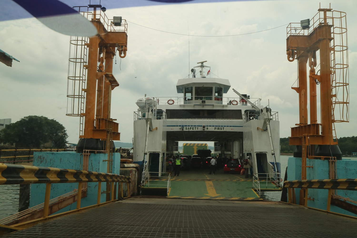 Siap-siap menyebrang dengan kapal ferry ASDP. | Dokumentasi Pribadi