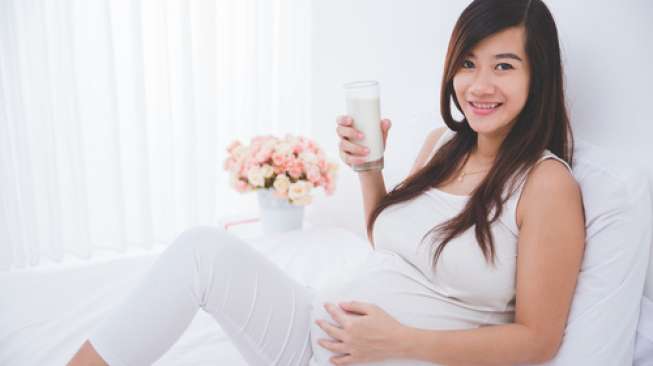 Saat Hamil, Perlukah Minum Susu Khusus Bumil?